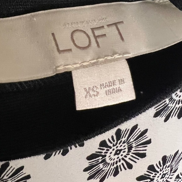 284. LOFT Black and White Floral Women's Top XS - Picture 5 of 7